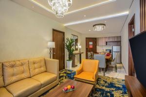 - un salon avec un canapé et une table dans l'établissement Swiss-Belhotel Cendrawasih, Biak, à Fandoi