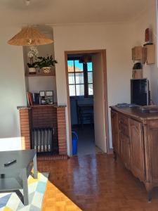 salon ze stołem i drewnianą szafką w obiekcie T2 AVEC TERRASSE w mieście Oloron-Sainte-Marie +4 zdjęcia