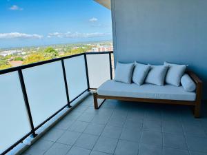 un sofá en la parte superior de un balcón en Modern 2 bedroom & 2 bathroom apartment with stunning Sydney CBD & Skyline Views!, en Liverpool