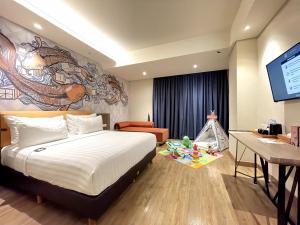 Postel nebo postele na pokoji v ubytování Luminor Hotel Jakarta Kota By WH