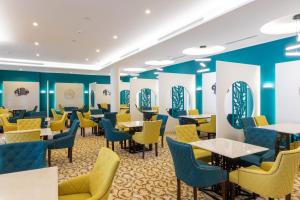 فندق لوريف في الطائف: غرفة طعام مع طاولات وكراسي