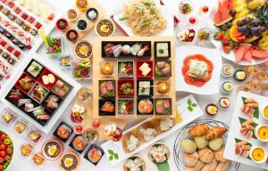 une table remplie de nombreux types de denrées alimentaires différents dans l'établissement The358 SORA, à Fukuoka