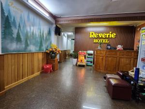 hol hotelowy z napisem na ścianie w obiekcie REVERIE HOTEL w mieście Da Lat