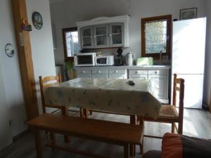 Kuchyňa alebo kuchynka v ubytovaní Maison 30m² avec piscine, terrasse, vélos, proche plage - Notre-Dame-de-Monts - FR-1-540-186 + 7 fotografií
