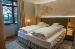 2 camas individuales en una habitación con ventana en Landhaus Klosterwald, en Lich