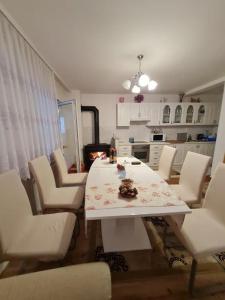 jadalnia z białym stołem i białymi krzesłami w obiekcie Michaela w mieście Gračac