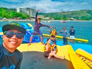 un grupo de personas en una balsa en el agua en PALM TREE RESORT AND RESTAURANT en Olongapo
