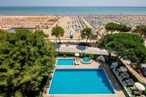 an overhead view of a swimming pool and a beach at Hotel Atlantic in Lignano Sabbiadoro
