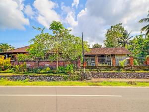 una casa sul lato della strada di SPOT ON 92399 Hotel Sekar Jagat Near Pantai Baluk Rening a Negara