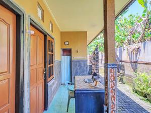 Balcone o terrazza di SPOT ON 92399 Hotel Sekar Jagat Near Pantai Baluk Rening