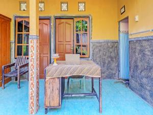 Patio o area all'aperto di SPOT ON 92399 Hotel Sekar Jagat Near Pantai Baluk Rening
