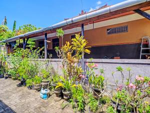 Giardino di SPOT ON 92399 Hotel Sekar Jagat Near Pantai Baluk Rening