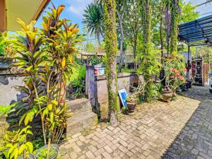 Giardino di SPOT ON 92399 Hotel Sekar Jagat Near Pantai Baluk Rening
