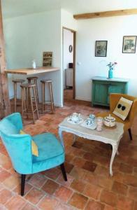 Bonneville-la-LouvetにあるLe Pré Doréのリビングルーム(テーブル、椅子付)