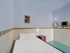 Letto o letti in una camera di SPOT ON 92399 Hotel Sekar Jagat Near Pantai Baluk Rening