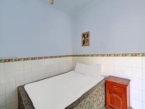 Letto o letti in una camera di SPOT ON 92399 Hotel Sekar Jagat Near Pantai Baluk Rening