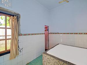 Letto o letti in una camera di SPOT ON 92399 Hotel Sekar Jagat Near Pantai Baluk Rening