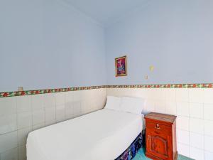 Letto o letti in una camera di SPOT ON 92399 Hotel Sekar Jagat Near Pantai Baluk Rening