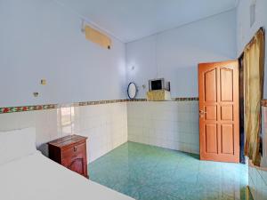 Cucina o angolo cottura di SPOT ON 92399 Hotel Sekar Jagat Near Pantai Baluk Rening
