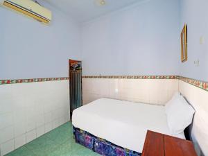 Letto o letti in una camera di SPOT ON 92399 Hotel Sekar Jagat Near Pantai Baluk Rening