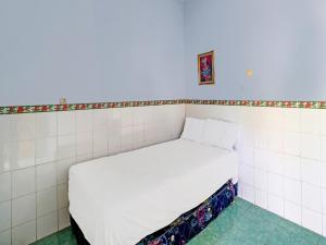 Letto o letti in una camera di SPOT ON 92399 Hotel Sekar Jagat Near Pantai Baluk Rening