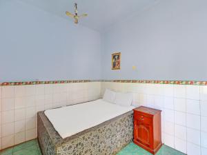 Letto o letti in una camera di SPOT ON 92399 Hotel Sekar Jagat Near Pantai Baluk Rening
