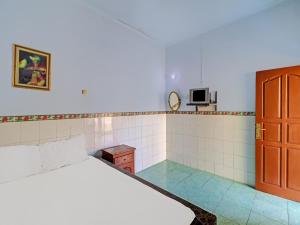 Letto o letti in una camera di SPOT ON 92399 Hotel Sekar Jagat Near Pantai Baluk Rening