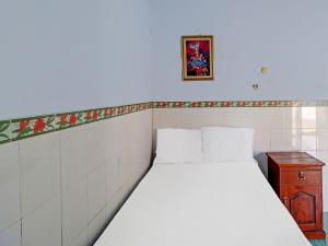 Letto o letti in una camera di SPOT ON 92399 Hotel Sekar Jagat Near Pantai Baluk Rening