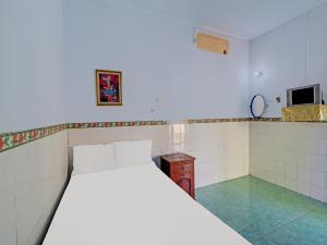 Letto o letti in una camera di SPOT ON 92399 Hotel Sekar Jagat Near Pantai Baluk Rening