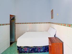 Letto o letti in una camera di SPOT ON 92399 Hotel Sekar Jagat Near Pantai Baluk Rening
