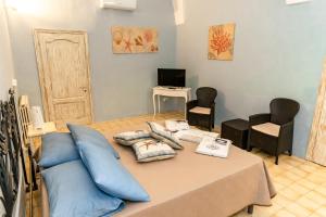 una camera con un letto con cuscini blu sopra di Casa Vacanza GICO' ad Alezio