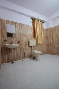 a bathroom with a toilet and a sink at Shreenath JI inn in Udaipur