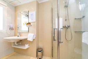 ein Badezimmer mit Waschbecken und Dusche in der Unterkunft Vistamar Hotel Luxury Wellness By DLV -Adults Only- in Villajoyosa