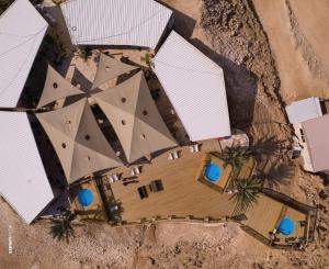 - une vue aérienne sur un bâtiment avec des parasols sur une plage dans l'établissement Top of the cliff apartments - Metzoke Dragot, à Metsoke Dragot
