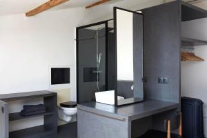 Televízia a/alebo spoločenská miestnosť v ubytovaní LOFT D'ARCHITECTE SUR LE VIEUX PORT