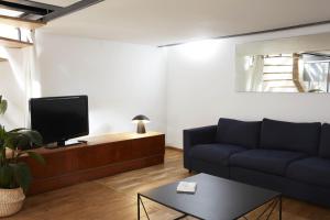 Televízia a/alebo spoločenská miestnosť v ubytovaní LOFT D'ARCHITECTE SUR LE VIEUX PORT