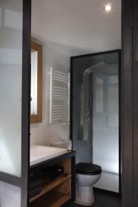 Kúpeľňa v ubytovaní LOFT D'ARCHITECTE SUR LE VIEUX PORT