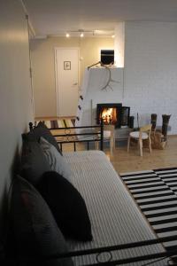ein Wohnzimmer mit einem Bett und einem Kamin in der Unterkunft Cozy Summerhouse by the River in Rovaniemi
