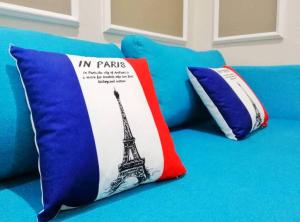 um sofá azul com duas almofadas em Luxury Blue Paris Suite # I-City # Free Wifi + Free Parking [1r1b] em Shah Alam