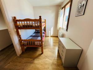 a room with a bunk bed in a room at Formiguères Chalet 3 faces idéal famille in Formiguères