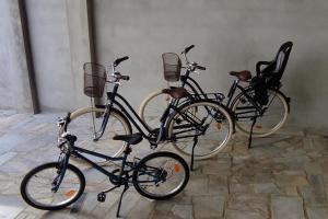 a group of three bikes parked next to a wall at Casa dos 4 Caminhos - Guest House Douro in Peso da Régua