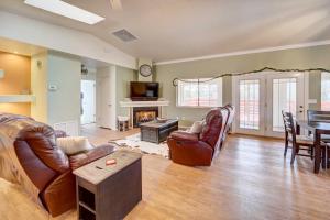 uma sala de estar com mobiliário de couro e uma lareira em Pet-Friendly Vacation Rental in Prescott! em Prescott