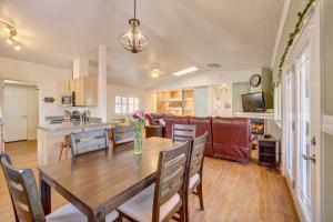 - une salle à manger et une cuisine avec une table et des chaises dans l'établissement Pet-Friendly Vacation Rental in Prescott!, à Prescott