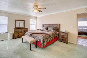 - une chambre avec un lit et un ventilateur de plafond dans l'établissement Pet-Friendly Vacation Rental in Prescott!, à Prescott