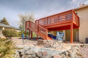 una casa con terraza y 2 sillas en Pet-Friendly Vacation Rental in Prescott!, en Prescott