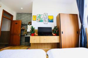 Postel nebo postele na pokoji v ubytování Khách sạn An Vy Đà Lạt