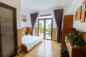 Postel nebo postele na pokoji v ubytování Khách sạn An Vy Đà Lạt