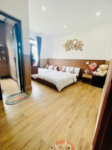Postel nebo postele na pokoji v ubytování Khách sạn An Vy Đà Lạt
