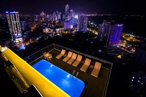 uma piscina no topo de um edifício à noite em An Vista Hotel em Nha Trang