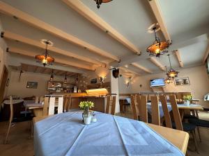 una sala da pranzo con tavolo e sedie blu di Frühstückspension Monika, B&B in Kaprun including SUMMERCARD a Kaprun
